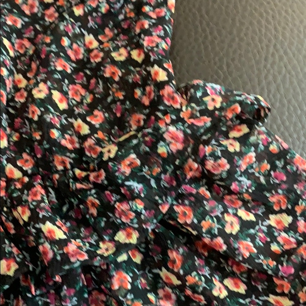 American Eagle Flowered Ruffle top - Picture 3 of 3